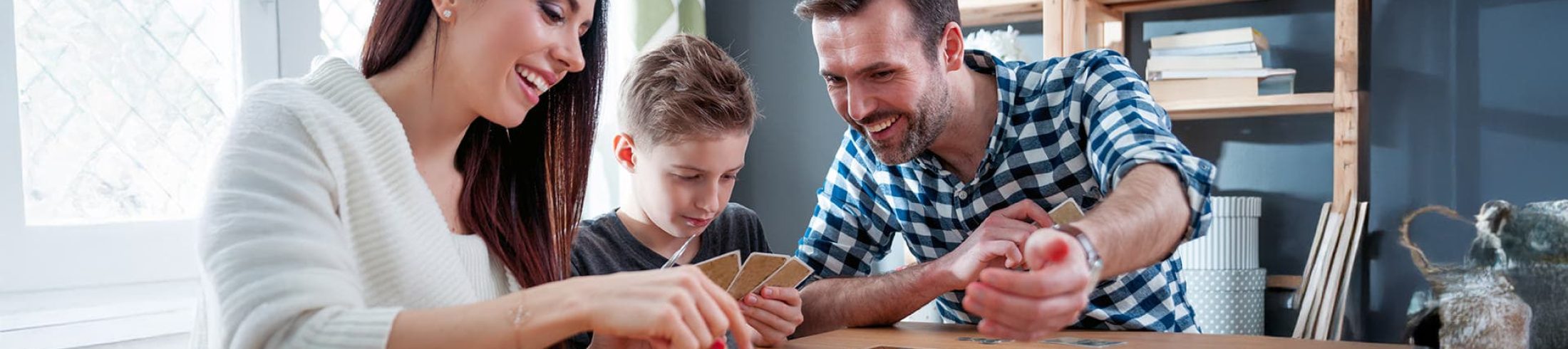 Familie spielt an einem Tisch