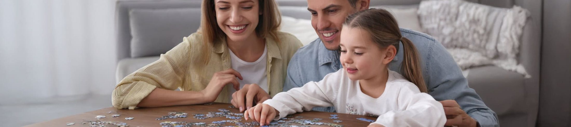 Familie macht zusammen ein Puzzle