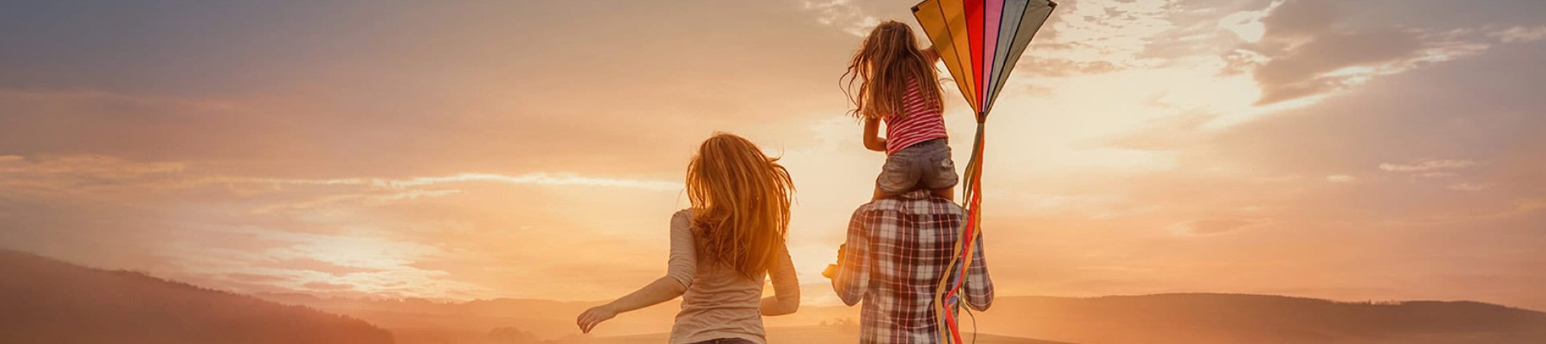 Familie lässt Drachen fliegen