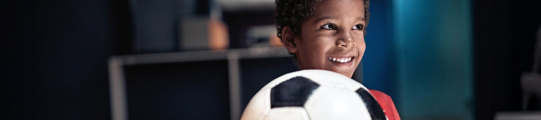 Knabe spielt mit Fussball