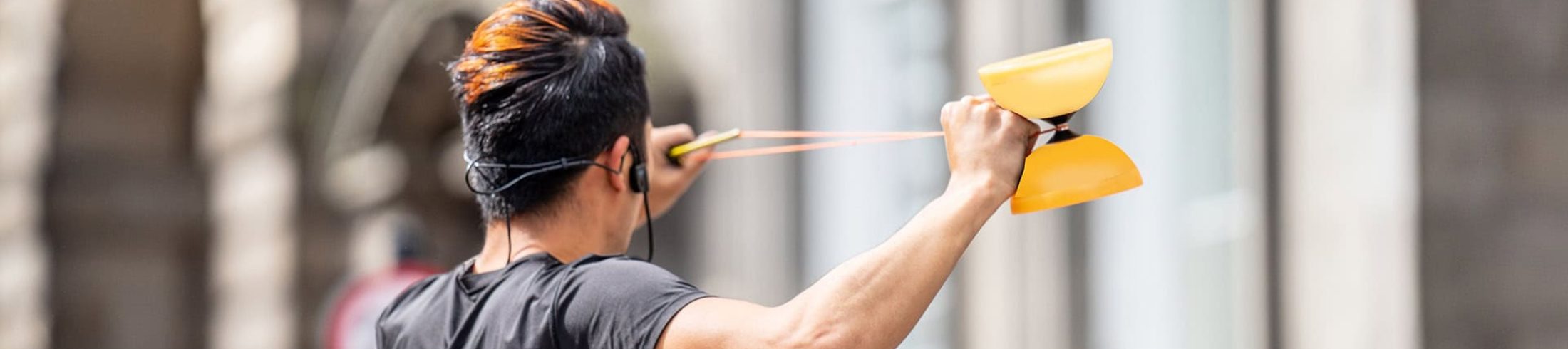 Mann jongliert mit einem Diabolo